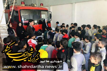 کلاس آموزشی یک ساعته آتش نشانی شهرداری قاین برای دانش آموزان