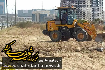 تسطیح و پاکسازی زمین های رهاشده اطراف بزرگراه شهیدخرازی تهران
