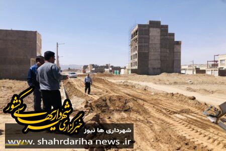 عملیات زیر سازی و آماده سازی کنار گذر بلوار امام رضا (ع) توسط شهرداری قاین