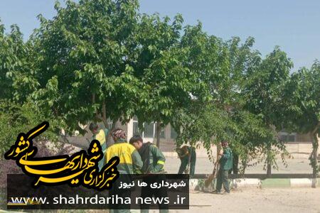 آماده‌سازی محوطه حرم مطهر امام راحل توسط نیروهای خدمات شهری منطقه ۲۲ تهران