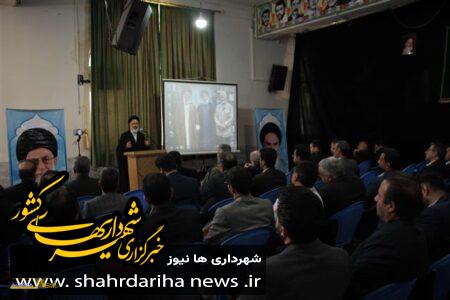 نخستین نشست شورای اداری گلپایگان در جوار گلزار شهدا برگزار شد