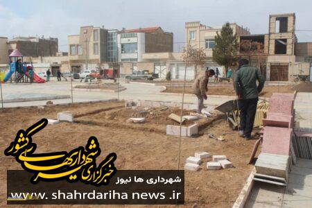 عملیات نصب باکس گل و گیاه و نصب لوازم بازی کودکان در بوستان خیابان گلستان توسط شهرداری قاین
