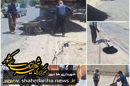 لکه گیری و ترمیم آسفالت معابر سطح شهر با پیگیری واحد عمران شهرداری نی ریز