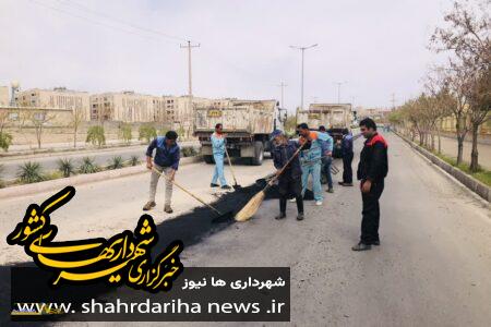 عملیات زیر سازی و آسفالت نوار حفاری فاضلاب شهری در بلوار غدیر شهر قاین