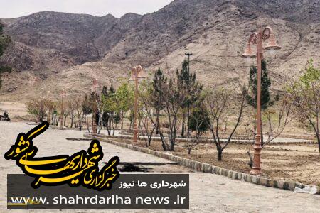 نصب پایه چراغ روشنایی در مسیر بلوار ابوذر شهر قاین