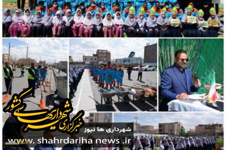 نظافت گروهی معابر اطراف دبستان‌های مهرشهر بیرجند در آستانه بهار ۱۴۰۴