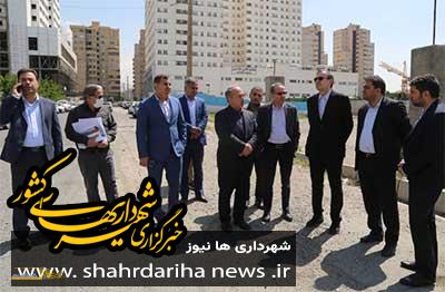 آغاز عملیات اجرایی ساخت پارکینگ در حاشیه شرقی دریاچه شهدای خلیج فارس / بار ترافیکی معابر منتهی به دریاچه چیتگر روان می‌شود