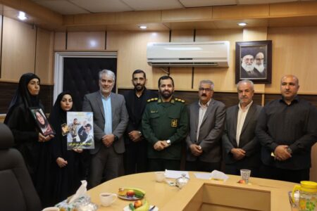 تجلیل از خانواده‌های شهدای میناب توسط مجموعه مدیریت شهری اوشان فشم میگون