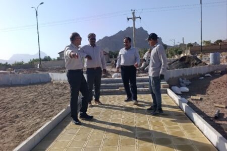 شهردار نیاسر از روند اجرای کف‌فرش میدان در حال احداث گلاب بازدید کرد