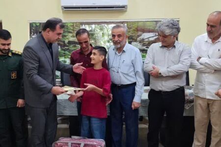 تجلیل مدیران شهری رستمکلا از نوجوان فداکار رستمکلایی