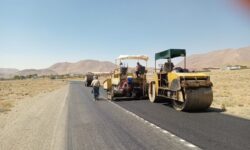 تکمیل آسفالت مکانیزه مسیر کاشان به بلوار شهید سلیمانی در کامو و چوگان