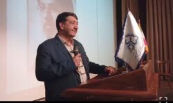 رونمایی از برچسب سرویس مدارس خمینی‌شهر با تمثال شهید دانش‌آموز ماکان نصیری