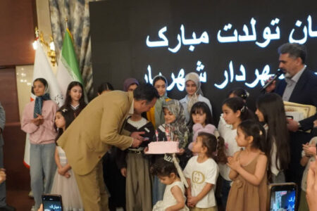 جشن تولد نیلا در آغوش مهربانی آتش‌نشانان شهریار